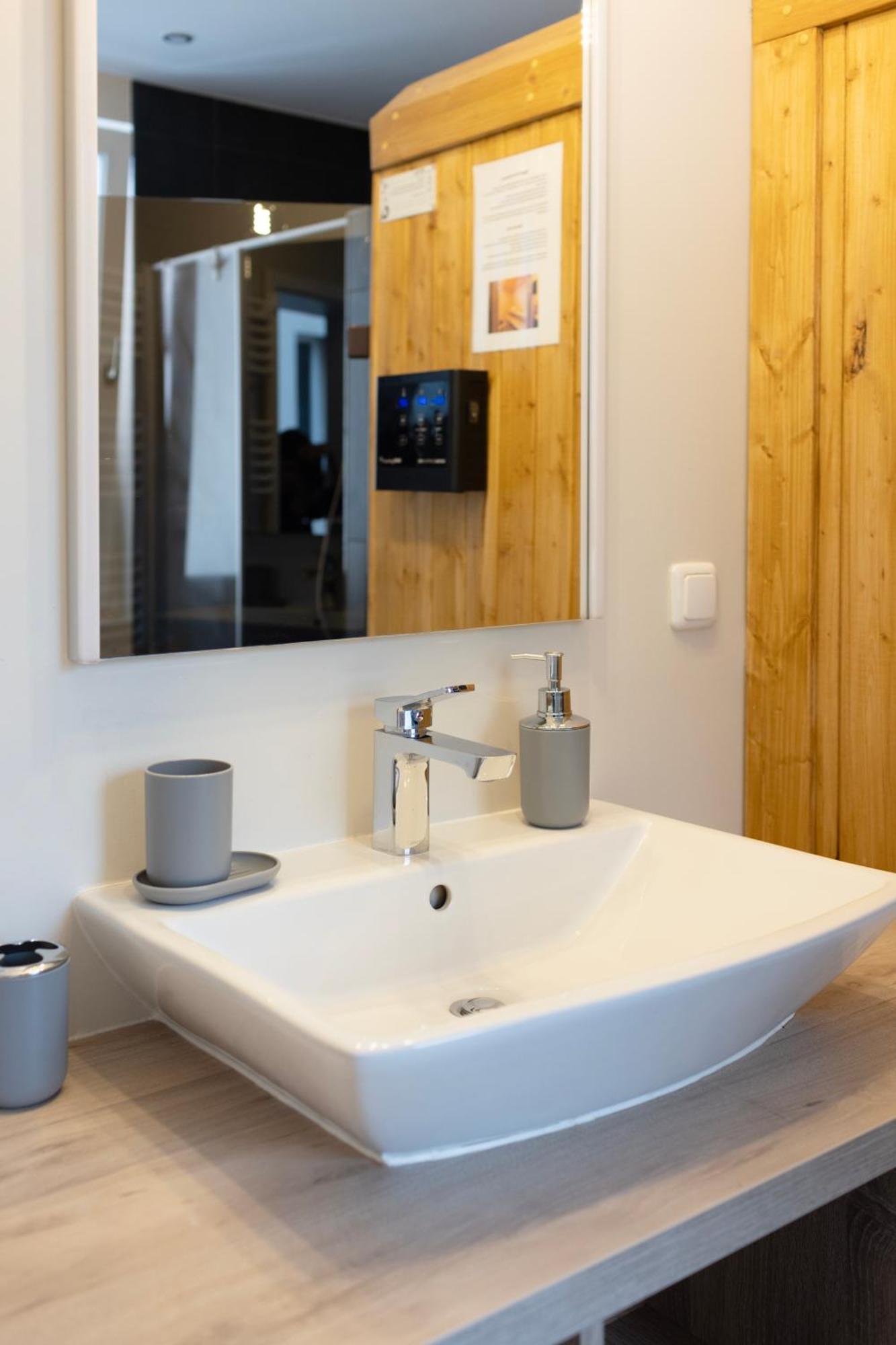 Huge Apartment With Sauna And Free Parking Duisburg Exterior photo